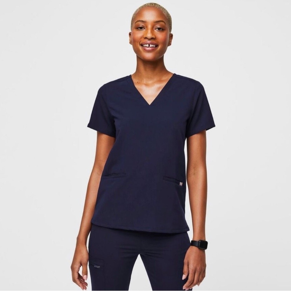 FIGS Casma Three-Pocket Scrub Top Navy Small